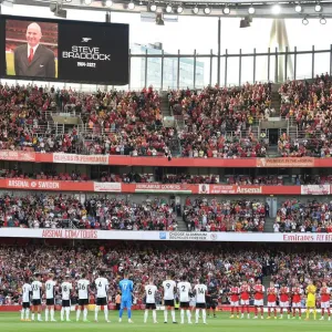 Arsenal Pay Tribute: Minutes Applause for Groundsman Steve Braddock Arsenal Pay Tribute: Minutes Applause for Groundsman Steve Braddock