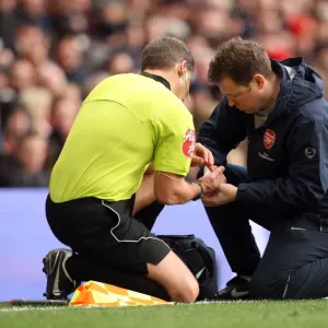 Arsenal physio Colin Lewin attends to the Linesman. Arsenal 2: 0 Sunderland