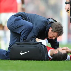 Arsenal physio Colin Lewin treats Cesc Fabregas. Arsenal 1: 0 West Ham United