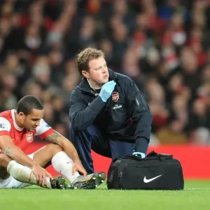 Arsenal physio Colin Lewin treats injured Theo Walcott. Arsenal 1: 0 Stoke City
