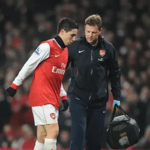 Arsenal physio Colin Lewin treats Samir Nasri. Arsenal 0: 0 Manchester City