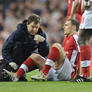 Arsenal physio Colin Lewin treats Thomas Vermaelen. Tottenham Hotspur 2: 1 Arsenal