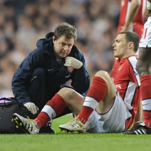 Arsenal physio Colin Lewin treats Thomas Vermaelen. Tottenham Hotspur 2: 1 Arsenal