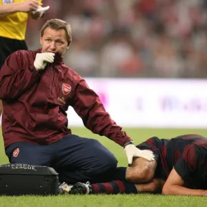 Arsenal physio Gary Lewin treats the injured Robin van Persie