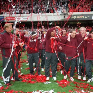 The Arsenal players catch up in the streamers. Arsenal 4: 2 Wigan Athletic