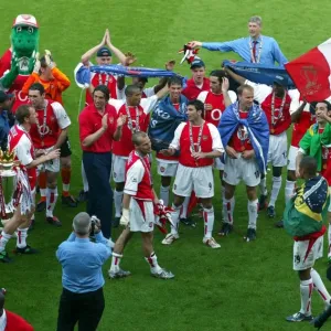 Arsenal players celebrate at the final whistle. Arsenal 2: 1 Leicester City Arsenal players celebrate at the final whistle. Arsenal 2: 1 Leicester City