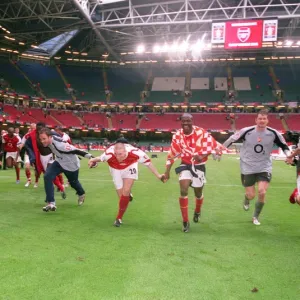 The Arsenal players celebrate winning the FA Cup. Arsenal 0: 0 Manchester United