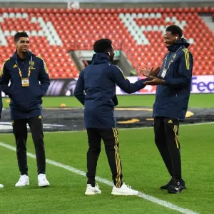 Arsenal Players Inspect Europa League Pitch at Standard Liege Ahead of Showdown Arsenal Players Inspect Europa League Pitch at Standard Liege Ahead of Showdown