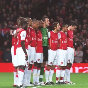 Il giocatore di calcio dell'Arsenal si allineano per un minuto di silenzio in occasione del Giorno della Memoria prima dello scontro Il giocatore di calcio dell'Arsenal si allineano per un minuto di silenzio in occasione del Giorno della Memoria prima dello scontro