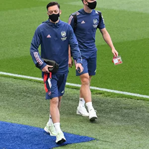 Arsenal Players Mesut Ozil and Kieran Tierney Arrive at Brighton & Hove Albion Stadium (2020)