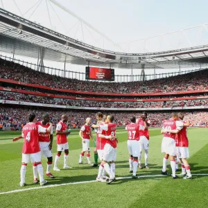 The Arsenal players prepare for kick off