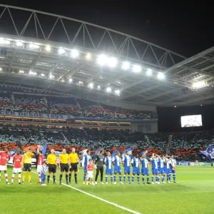 Arsenal and Porto players line up before the match. FC Porto 2: 1 Arsenal