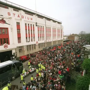 The Arsenal Team coach drops the players at the East Stand on Avenell Road The Arsenal Team coach drops the players at the East Stand on Avenell Road