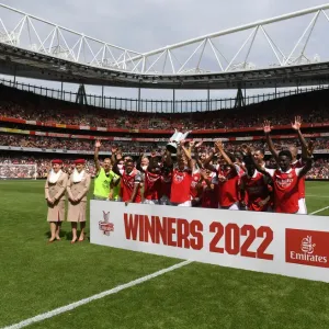 Arsenal Team Lifting Emirates Cup Print