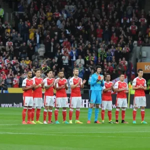 The Arsenal team take part in a minutes applause for a former Hull youth team player