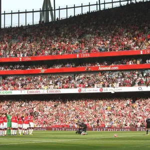 The Arsenal team pay their respects to former players Arthur Milton and Alan Ball The Arsenal team pay their respects to former players Arthur Milton and Alan Ball