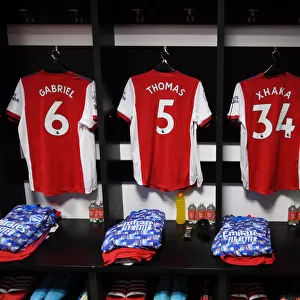 Arsenal Trio: Pre-Match Preparation in Watford's Vicarage Road (Watford v Arsenal, Premier League 2021-22)