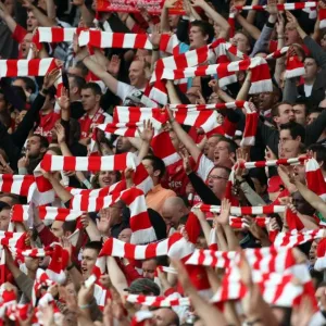 Arsenal Triumphs Over Tottenham 3-0 in Barclays Premier League at Emirates Stadium (2009) Arsenal Triumphs Over Tottenham 3-0 in Barclays Premier League at Emirates Stadium (2009)