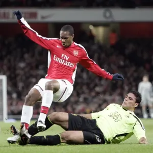 Le Arsenal Triomphe sur le Wigan Athletique 3-0 en Coupe de Carling : Gavin Hoyte et Amr Zaki se confrontent