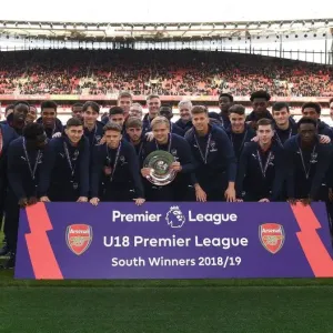 Le Arsenal U18 reçoit le titre de champion du Championnat Sud de la Première Liga 2018/19 contre Brighton et Hove Albion