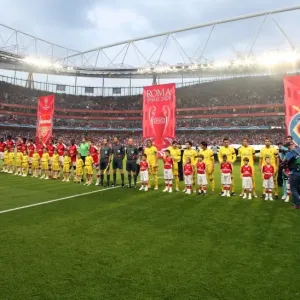 Arsenal and Villarreal line up before the match