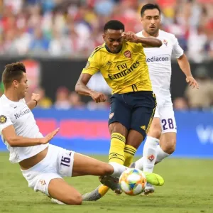 Arsenal vs. ACF Fiorentina: Clash in the International Champions Cup, Charlotte 2019 - Joe Willock Tackled by David Hancko