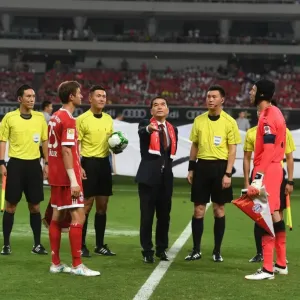 Arsenal vs. Bayern Munich: Pre-Season Friendly - Cech and Muller Lead Teams Out