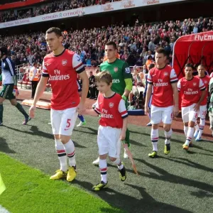 Arsenal vs Chelsea: Thomas Vermaelen Leads The Gunners Out at Emirates Stadium (2012-13) Arsenal vs Chelsea: Thomas Vermaelen Leads The Gunners Out at Emirates Stadium (2012-13)