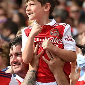 Arsenal vs. Everton: Passionate Fan Moment at Emirates Stadium (2021-22)