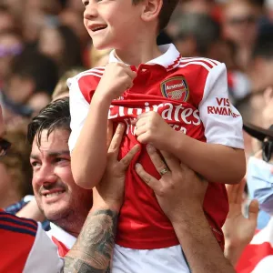 Arsenal vs. Everton: Passionate Fan Moment at Emirates Stadium (2021-22)