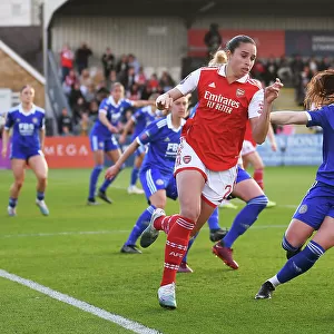 Arsenal vs Leicester City: A Battle for FA Women's Super League Supremacy - Intense Possession Battle Between Souza and Tierney