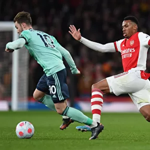 Arsenal vs Leicester City: Gabriel Magalhaes vs James Maddison - Intense Battle at Emirates Stadium (Premier League 2021-22)