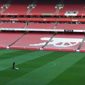 Arsenal vs Manchester United: Pre-Match Pitch Preparation at Emirates Stadium (2013-14)