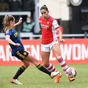 Arsenal vs Manchester United: A Tight FA WSL Showdown - Rafaelle Souza Escapes Pressure from Ella Toone