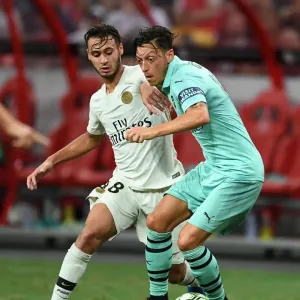 Arsenal vs. Paris Saint-Germain: Mesut Ozil Clashes with Azzedine Toufiqui in International Champions Cup 2018