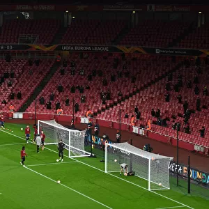 Arsenal vs Rapid Wien at Emptied-Out Emirates Stadium: Fans Watch Team Warm-Up during UEFA Europa League Match Amidst Coronavirus Restrictions (December 2020)
