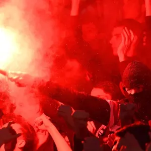 Arsenal vs. Stade Rennais: Europa League Clash - Fans Wield Flares in Rennes