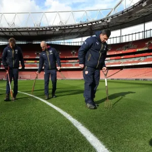 Arsenal vs Swansea City: Pre-Match Pitch Inspection at Emirates Stadium (2015-16)