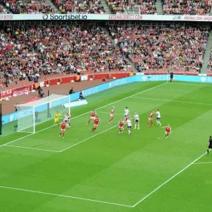 Arsenal vs. Tottenham: Intense Defensive Battle in FA Womens Super League Arsenal vs. Tottenham: Intense Defensive Battle in FA Womens Super League