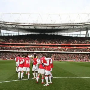Arsenal vs. Tottenham: The Intense Moment Before the 2:1 Barclays Premier League Clash at Emirates Stadium (December 22, 2007) Arsenal vs. Tottenham: The Intense Moment Before the 2:1 Barclays Premier League Clash at Emirates Stadium (December 22, 2007)