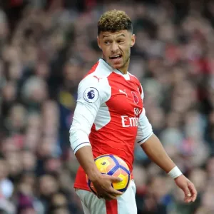 Arsenal vs. Tottenham: Oxlade-Chamberlain Faces Off in the 2016-17 Premier League Clash