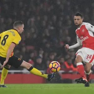 Arsenal vs. Watford: Coquelin Evades Cleverley's Pressure in Premier League Clash