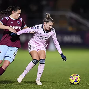 Arsenal vs. West Ham United: A Battle for Supremacy in the Women's Super League - Fighting for Possession