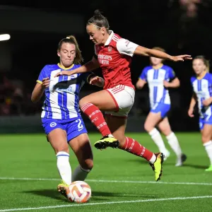 Arsenal WFC vs. Brighton & Hove Albion WFC: Battle in the Barclays Women's Super League (2022-23) - Arsenal's Caitlin Foord Faces Off Against Brighton's Jorja Fox
