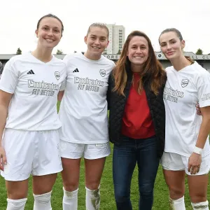 Arsenal Women Celebrate FA Cup Victory with Heather O'Reilly after Beating Watford Women Arsenal Women Celebrate FA Cup Victory with Heather O'Reilly after Beating Watford Women
