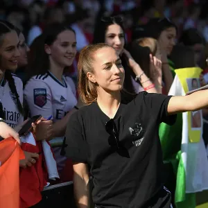 Arsenal Women Celebrate FA WSL Title Triumph: Lia Waelti and Fans Rejoice Arsenal Women Celebrate FA WSL Title Triumph: Lia Waelti and Fans Rejoice