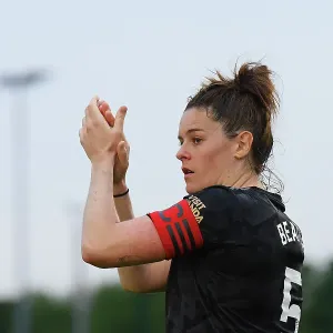 Arsenal Women Celebrate FA WSL Title Win: Jennifer Beattie Acknowledges Fans After Victory Over Everton Arsenal Women Celebrate FA WSL Title Win: Jennifer Beattie Acknowledges Fans After Victory Over Everton