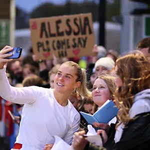 Arsenal Women Celebrate Victory at Brighton: Alessia Russo Leads the Charge