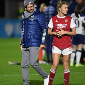 Arsenal Women Defeat Tottenham Hotspur in Empty FA Womens Continental League Cup Match: Joe Montemurro and Leah Williamson Celebrate Victory