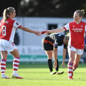 Arsenal Women: Kim Little Passes Captain's Armband to Jordan Nobbs vs Everton Women (2021-22)